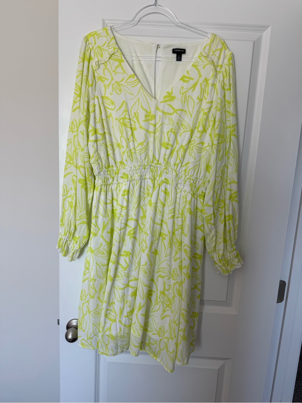 Torrid Size 1 White Lime Floral Smocked Waist Long Sleeve Fit & Flare Dress - Picture 3 of 11